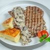 Эскалоп из говяжьей спинки с картофельным гратеном и соусом из лесных грибов в Пряности по цене 1250
