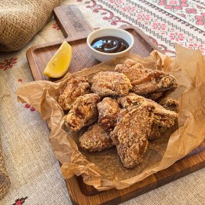Куриные крылышки с соусом в Корчма по цене 500 ₽