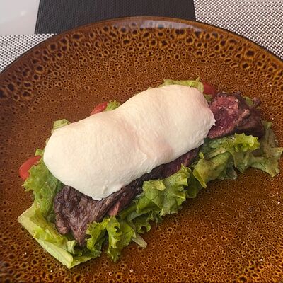 Стейк салат с сыром в Гриль бар Онар по цене 570 ₽