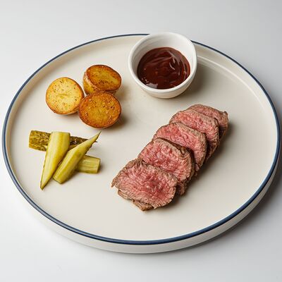 Медальоны из говяжьей вырезки в Avo kitchen & bar по цене 1600 ₽