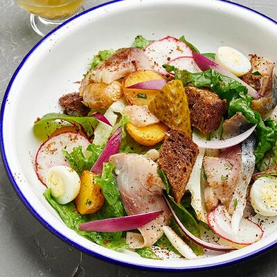 Деревенский салат со скумбрией и овощами в Корчма по цене 380