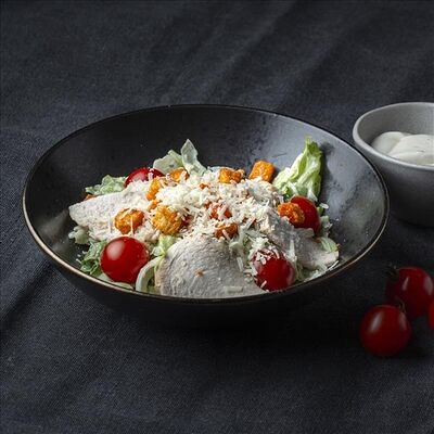 Салат Цезарь с курицей в Пивная дичь по цене 580 ₽