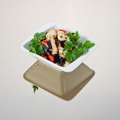 Кальмары с овощами в соевом соусе в Мандарин по цене 715 ₽