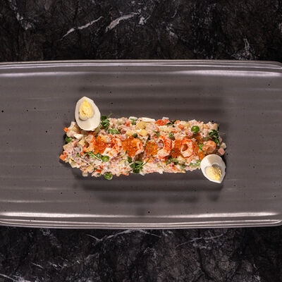 Оливье с домашней ветчиной и фирменным соусом от шефа в Наша хвоя по цене 680 ₽