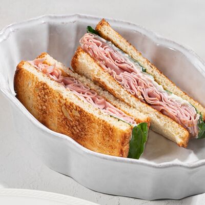 Сэндвич с мортаделлой, страчателлой и шпинатом в Lunasole по цене 690 ₽