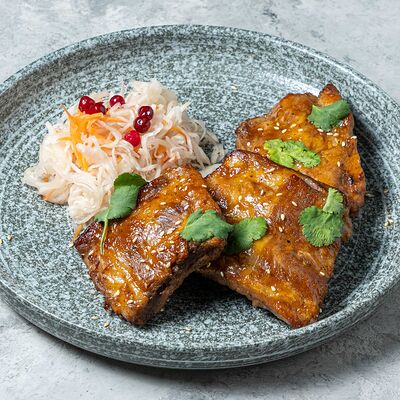 Свиные ребра в карамельной глазури с бурбоном, чили и квашеной капустой в Шато Винтаж по цене 990 ₽