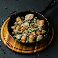 Сковородочка со свининой, картофелем и грибами в перечном соусе в Mesto Sushi & Grill