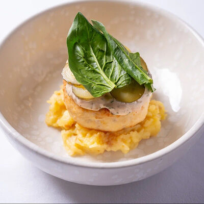 Щучья котлета с толченым картофелем и маринованными огурчиками в Бистро Рыба Мечты по цене 890 ₽