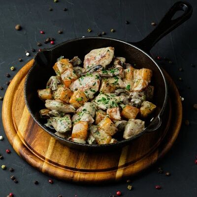 Сковородочка со свининой, картофелем и грибами в перечном соусе в Mesto Sushi & Grill по цене 690