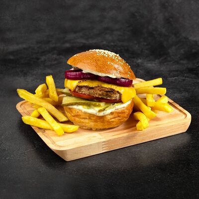 Бургер с рваной говядиной, фри в Babbo family cafe по цене 1050 ₽