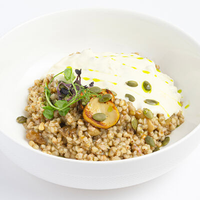 Гречотто с белыми грибами, кедровым орехом и эспумой из пармезана в Udcкафе Upside Down Cake по цене 910 ₽