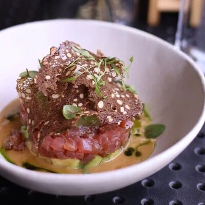 Тартар из тунца с авокадо и гренками из чиабатты в Vivezza по цене 1090 ₽