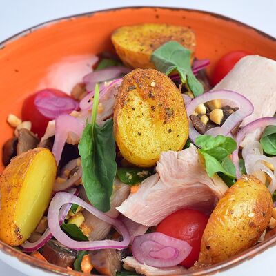 Салат мясной с бужениной, картофелем, шпинатом и арахисомв Самое популярное кафе по цене 590