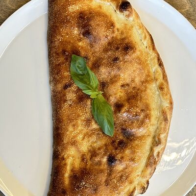 Кальцоне в Fllore cafe по цене 829 ₽