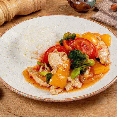 Курица с овощами в кисло-сладком соусе в TeaRoom по цене 620 ₽