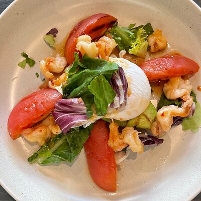 Авокадо на гриле с тигровыми креветками и яйцо пашот в Bistro Оstro по цене 1150 ₽