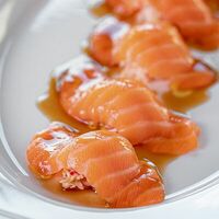 Спинка лосося, камчатский краб, соус понзу в Avrora