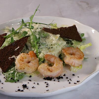 Цезарь с креветками в Woldemar по цене 690 ₽