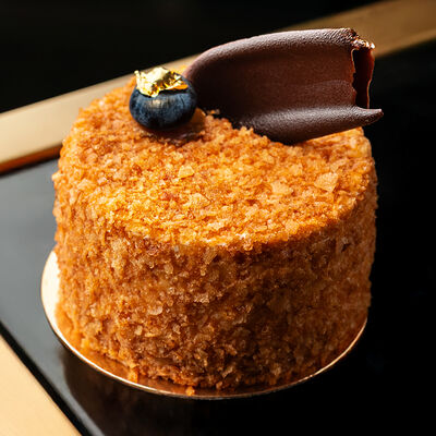 Пирожное морковное в La Maison гастробутик по цене 510 ₽