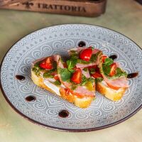 Брускетта с ветчиной и песто в Iris