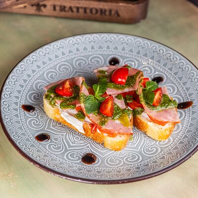 Брускетта с ветчиной и песто в Iris по цене 490 ₽