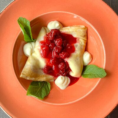 Блинчики с ванильным кремом и ягодным конфи в Арома по цене 420 ₽