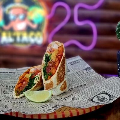 Буррито с креветкамив Мексиканская кухня Altaco по цене 920 ₽