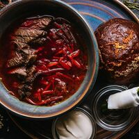 Борщ с чесночной булочкой, салом и сметаной в Мамонт