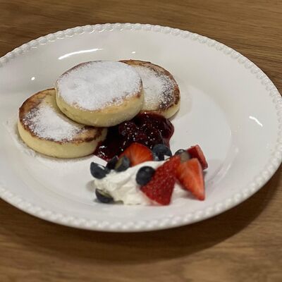 Сырники со сметаной, джемом и ягодами в Tayami по цене 410 ₽