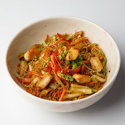 Рисовая лапша с курицей и овощами в Avo kitchen & bar по цене 640 ₽