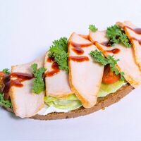 Брускетта с куриной грудкой в I-Chef био-бистро