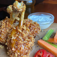 Куриные крылышки с соусом барбекю в Corner Local Pub