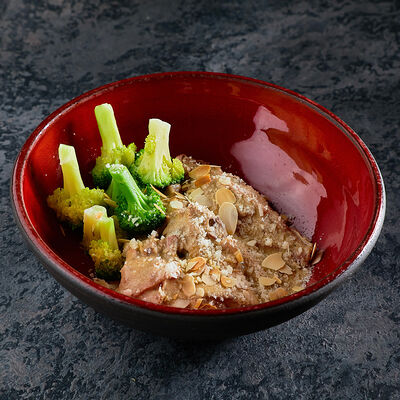 Тушеная индейка с брокколи и миндалем в Frank by Баста по цене 870 ₽