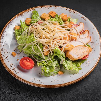 Салат Цезарь с курицей в Мираж по цене 390 ₽