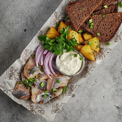 Сельдь слабосоленая с бородинскими гренками в Гриль бар BQ по цене 420 ₽