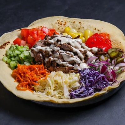 Шаурма на тарелке из говядины в Мясоедовская по цене 1300 ₽