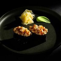 Гунканы с острым лососем в Cocos Lounge
