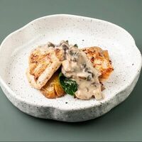 Куриное бедро с молодым картофелем и грибным жюльеномв Историческая кофейня Максим