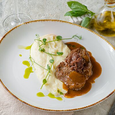Медальоны из говяжьей вырезки с картофельным пюре, соусом демиглас и красным луком конфи в PizzAmore по цене 2430 ₽
