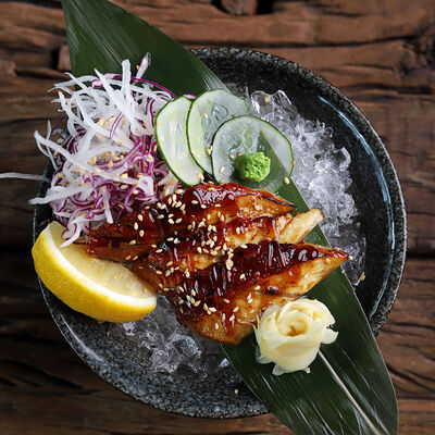 Сашими Угорь, дайкон и красная капуста в Zuka по цене 890 ₽