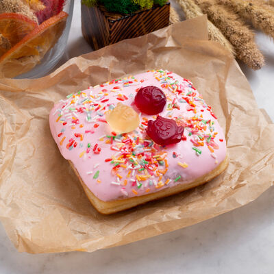 Пончик Клубника-лаванда в Пончик-Батончик по цене 125 ₽