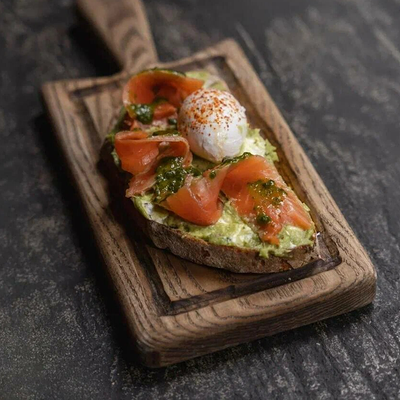Брускетта с форелью, авокадо, яйцо пашот в Tehnikum по цене 940 ₽