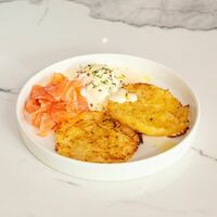 Картофельные драники с лососем и сырным соусом в Le Bistro