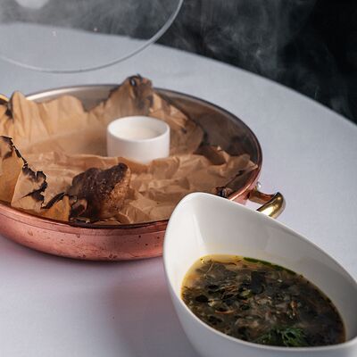 Щи из квашенной капусты с белыми грибами, ребром конины и сметаной в Бурбон по цене 720 ₽