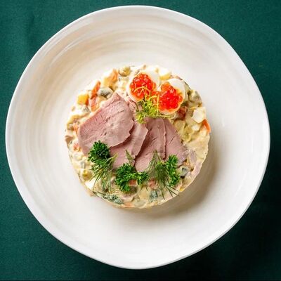 Салат Оливье с копченой уткой в Clever Irish Pub по цене 25 р.