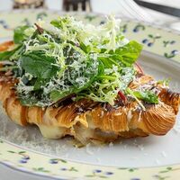 Плоский круассан с томатами и индейкой в Cape