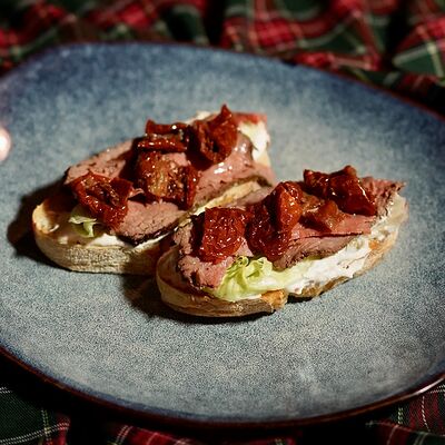 Брускетта с ростбифом и вялеными томатами в Harats pub по цене 460 ₽