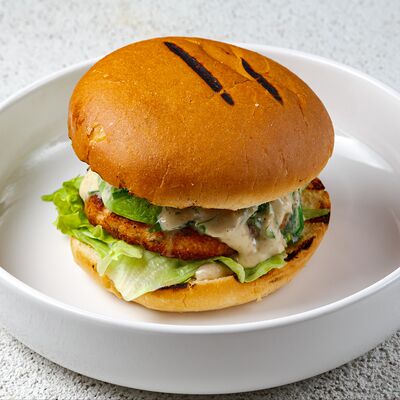 Бургер с кефтедес из креветок и с соусом Цезарьв Рестобар Публика по цене 935 ₽