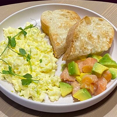 Скрембл с копченым лососем и авокадо в Raison D’être по цене 460 ₽