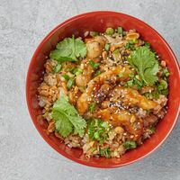 Тяхан с говядиной / курицей / морепродуктами с яйцом и овощами в Ramen+Noodles